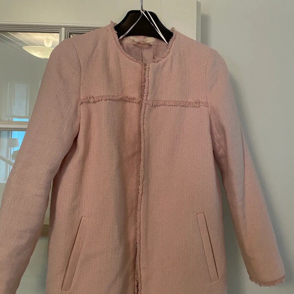 En jätte fin baby rosa kappa i nyskick från Esprit i strl 36/38💕 köparen står för frakten, priset kan diskuteras. Takit.