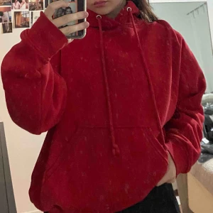  - Röd hoodie från weekday! Storlek S men är ganska stor så skulle passa fler storlekar beroende på önskad passform.  obs; frakten ingår ej i priset