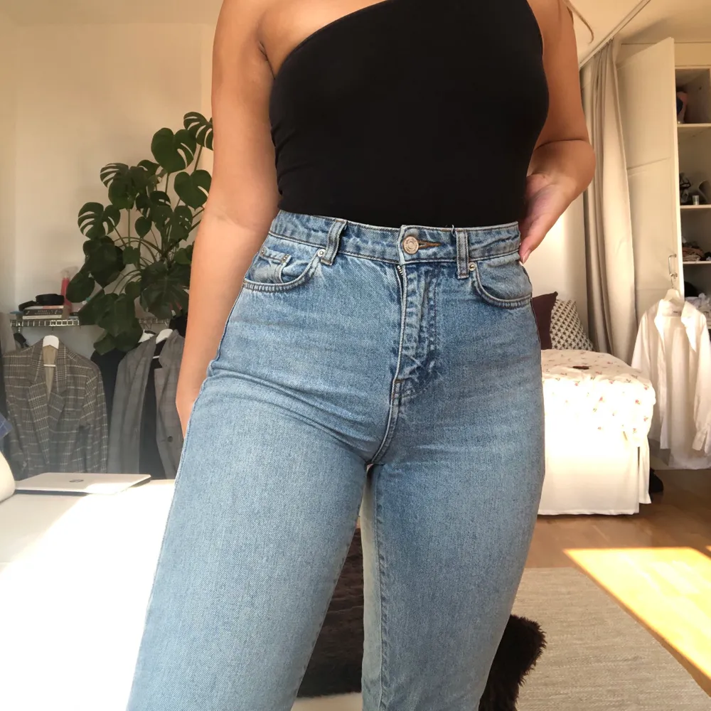 Gina Tricots mom jeans modell IRIS. Tycker inte dom är lika fina på mig som förr så säljer vidare! Dom är tighta upptill och släpper vid knäna och nedåt. Jeans & Byxor.