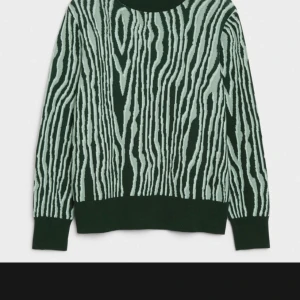 Stickad grön tröja från monki - storlek xs men passar upp till m. Använd en gång, köpt för någon vecka sen.