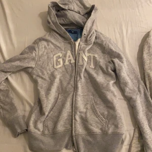 Huvtröjor  - Säljer dessa snygga tröjor för har många liknande, gant kostar 150kr+ frakt och hollister 80kr+frakt, hör av er vid frågor 💗😊