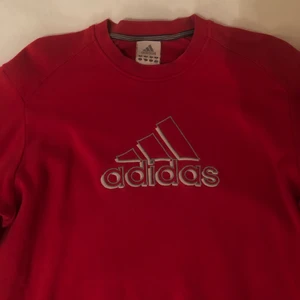 Adidas sweatshirt  - Adidas sweatshirt använd men i gott skick! Frakt tillkommer och betalningen sker via Swish!