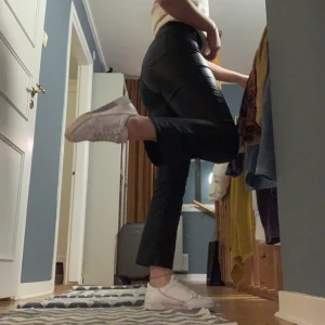 skinnbyxor - syntet skinnbyxor från Vila, storlek XS men är väldigt stretchiga! så skulle säga runt XS/S. Jag är 165 och de sitter så att de tar slut vid ankeln. Skulle säga att modellen är ankle bootcut