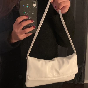 Väska - Vit Axel-väska ifrån Esprit, sjukt snygg men kommer inte till användning💕💕