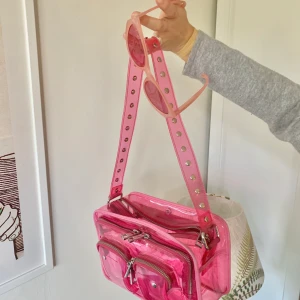nuunoo väska - Rosa clear nuunoo väska. Köpt på Nelly för 1200 nånting.. 💗💕 köpare står för frakt 