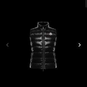 Moncler väst - Säljer min väst för att jag tröttnat på den, den är hel och använd ett fåtal gånger, väste är köpt från deras hemsida för 5000kr. Har kvar alla kvitton och lådan till dessutom. Kontakta mig för mer info och fler bilder, pris kan diskuteras❤️