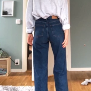Monki Yoko jeans i färgen classic blue - vida jeans från monki. modellen heter yoko och färgen är classic blue. jeansen är i mycket fint skick. kan mötas upp i växjö eller så står köparen för frakten.😇