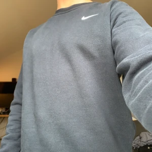 Vintage Nike sweatshirt - Mörkblå Nike sweatshirt jag köpte på en vintage hemsida. Dessa är relativt sällsynta. Den är i mycket bra skick och är en strl S herr. Färgen syns bäst på andra bilden! Buda gärna, frakt tillkommer ❤️ bud på 280 just nu! Köp direkt 350 🌸