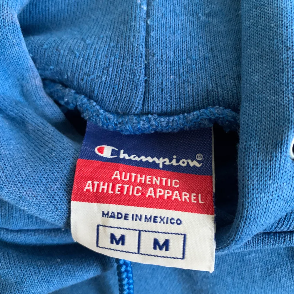 En vintage champion hoodie jag köpte second hand. Den är i bra skick, men det finns små deffecter, be om fler bilder om du vill se. Storlek M.  köpare står frakt 63 spårbart 📦 bud på 190 just nu ❤️. Hoodies.