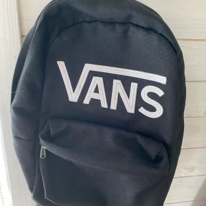 Vans schoolbag - Säljer denna sjukt snygga väska! Finns mycket förvar och ett litet fack där fram som är delad i två, använd några gånger men så  gott som ny, dm:a vid intresse och har fler bilder på väskan