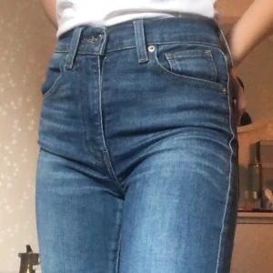 Levi’s jeans strl 24 - Ett par levi’s jeans i modellen Mile high super skinny. De är i bra skick men väl använda. Köparen står för frakten💞