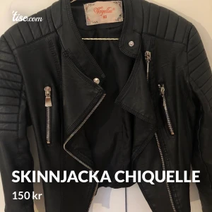 Skinnjacka strl 40 - passar mig som vanligtvis har s/m i jackor