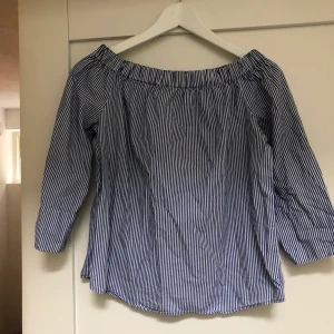 Off shoulder blus från zara - Off shoulder blus från zara i storlek xs.behöver strykas men annars jättefint skick. 
