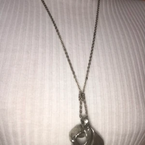 Halsband  - Ett halsband som är lite knyttet som är väldigt snyggt