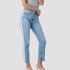 NA-KD Side Panel Jeans Stl 32 - Säljer nu mina favoritjeans då de är för små för mig. Mom-jeans, är 158 cm lång.
