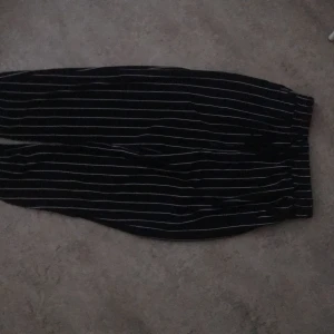 Randiga byxor - Säljer för 80 kr med gratis frakt!