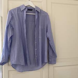 En blå vit randig skjorta inköpt från zara. Har endast använts två gånger och är i jättefint skick. Den sitter lite oversized och har en ganska djup urringning så att man lätt kan ha något snyggt under. Köpte för ca 200kr. Köparen står för frakt eller eventuellt mötas upp i Göteborg 