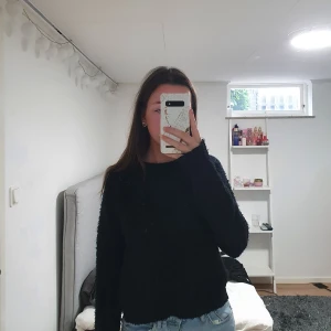 mysig svart sweater - Lyckats köpa hem 2 sådana här och säljer därför den ena! Nästan aldrig använd. 