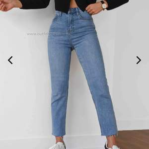 Jeans köpta förra året från Outfitbook. Klippt egna hål. Storleken är 36 men i längd är de lite korta för mig (173cm). 