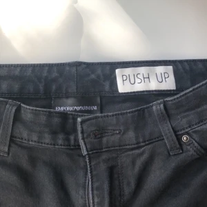 Armani jeans  - Armani jeans som är stretchiga och ungefär som Gina Jens i modellen. Använda ett par få tal gånger. 