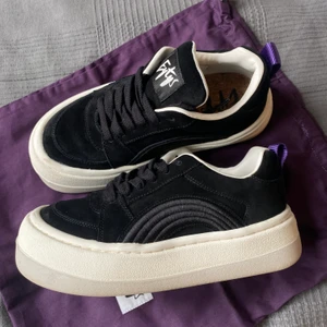 Eytys sonic skor  - Säljer mina superfina eytys! Modellen heter sonic och är i black suede. Storlek 41.  Ett par vita skosnören ingår! Möts gärna upp i Malmö, annars står köparen för frakt :) 