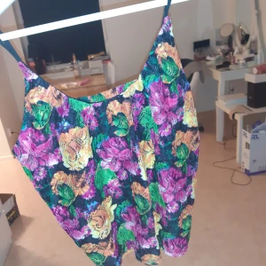 Blommigt linne stl S - Säljer denna godingen! Frakten ingår i priset! Blommigt linne/topp från Bikbok i storlek S. Normal passform och storlek.  Använd ett antal gånger. 