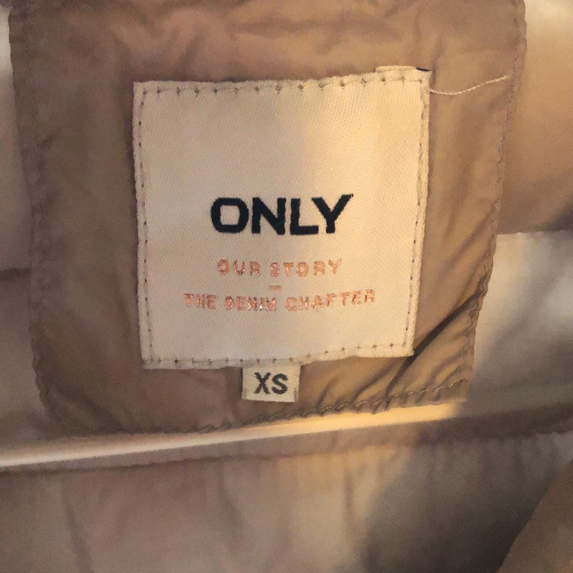 Biege dunjacka från Only - 91