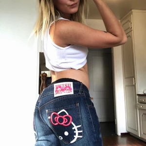 Evisu Jeans 90’s S / 25 Hello Kitty  - Evisu Jeans med Hello Kitty på bakfickorna. Står strl 28 men passar mig som har 25 / S. Köparen står för frakten. Om många är intresserade sker bud i kommentarerna - höj med 10kr. 