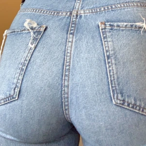 Mom jeans  - Säljer dessa jeans från Gina tricot då dom inte kommer till användning längre💚 Inköpta för 500kr säljer för 200kr då de fortfarande har passform och färg kvar. De finns lite slitningar på bakfickorna men detta tillför bara en häftig detalj🤩