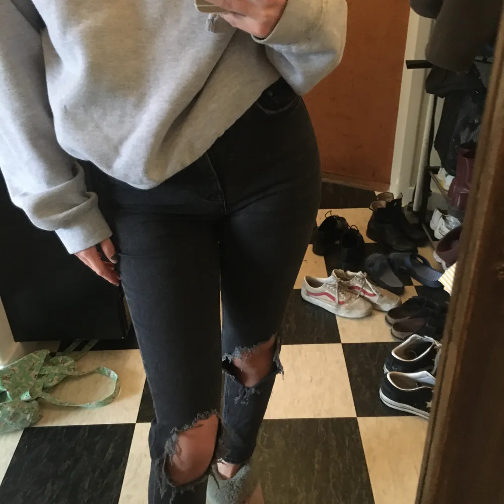 Så flattering jeans från Gina tricot i modellen Leah. De är i bra skick men finns ett telefonavtryck på bakfickan (sista bilden). De sitter lite kort på mig som är 173.. Jeans & Byxor.