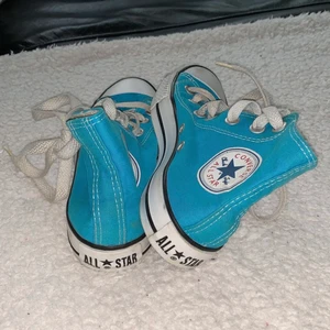 Converse skor - Heeej! säljer mina blåa converse i storlek 36! dem är använda fåtal gånger men ändå i ett fint skick! Kontakta vid intresse💕 Köparen står för frakten☺️  