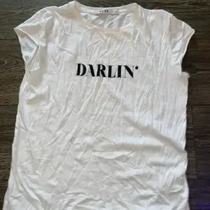 Säljer nu min Darlin tröja ifrån NA-KD, strl S. Köpte den för 1 år sen o använd 2-3 gånger. Väldigt skrynklig på bilden, där av att den legat i garderoben väldigt länge.