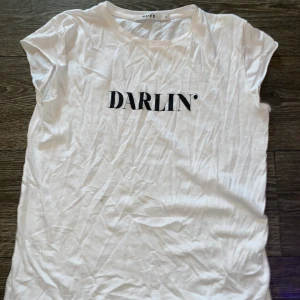 T-shirt s - Säljer nu min Darlin tröja ifrån NA-KD, strl S. Köpte den för 1 år sen o använd 2-3 gånger. Väldigt skrynklig på bilden, där av att den legat i garderoben väldigt länge.