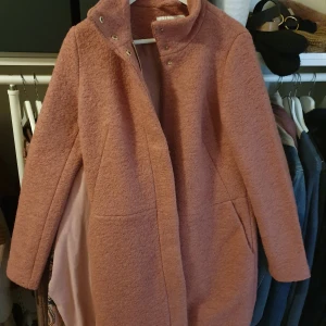 Kappa från Vila  - Knappt använd. Fin kappa/höstjacka från villa. Nypris 900. 