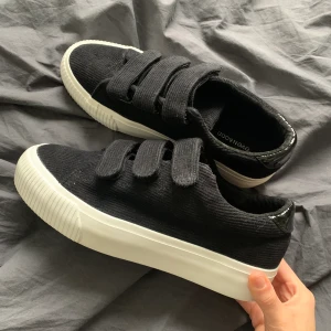 even&odd skor  - säljer dessa ursnygga manchester skor med kardborreband som är slutsålda på zalando! köpte de för en vecka sedan och har använt de ute en gång men de va för stora för mig och inte riktigt min stil. eventuell budgivning sker i kommentera ✨ frakt: 60kr 