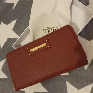 Ideal of sweden plånbok - plånbok från Ideal of sweden. Chelsea Wristlet, saffiano burgundy. Aldrig använd 