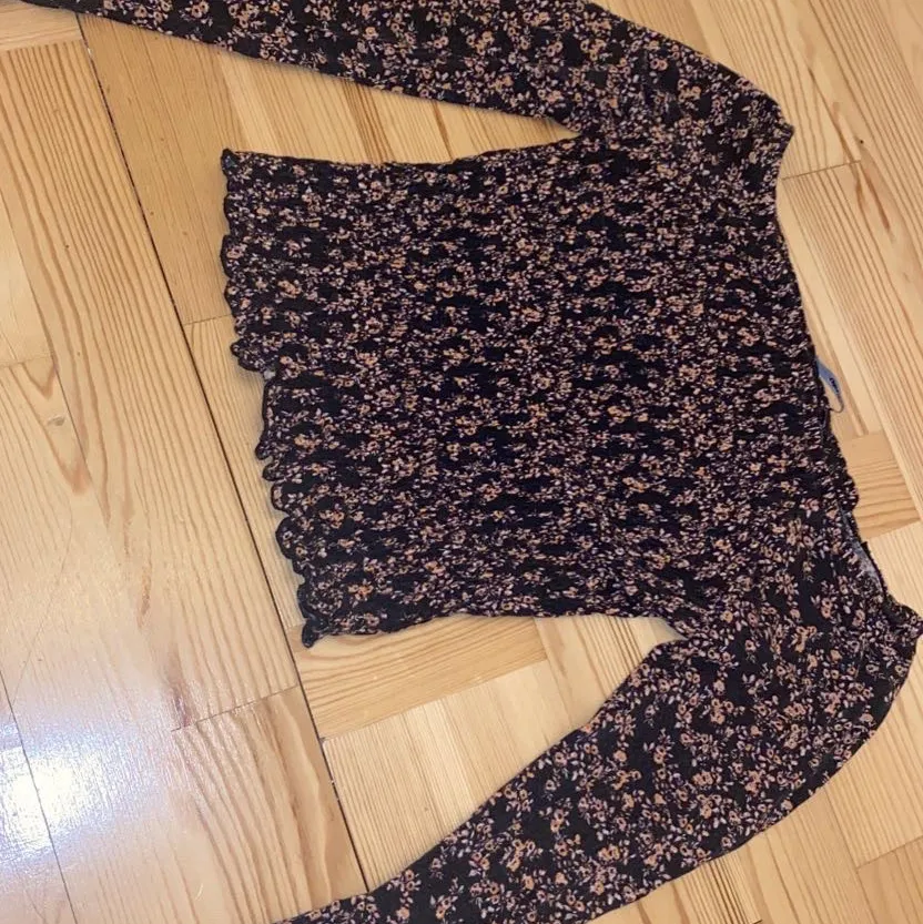 Svart blommig tröja i ”stretch material” köpt från Gina Tricot 💖. Tröjor & Koftor.