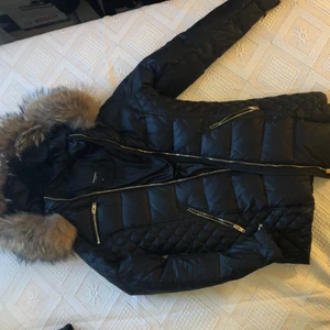 Rockandblue jacka - Använd minst 3 gånger, helt nytt skick. Nypris runt 4000 kr. Mellanlånga verisionen. Äkta päls. Priset kan diskuteras vid snabbköp.