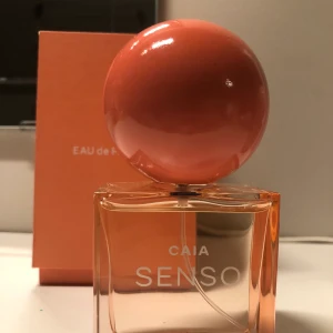 Caia perfym  - Säljer nu min knappt använda perfym från Caia. Slutsåld!! Luktar sjukt gott!!!