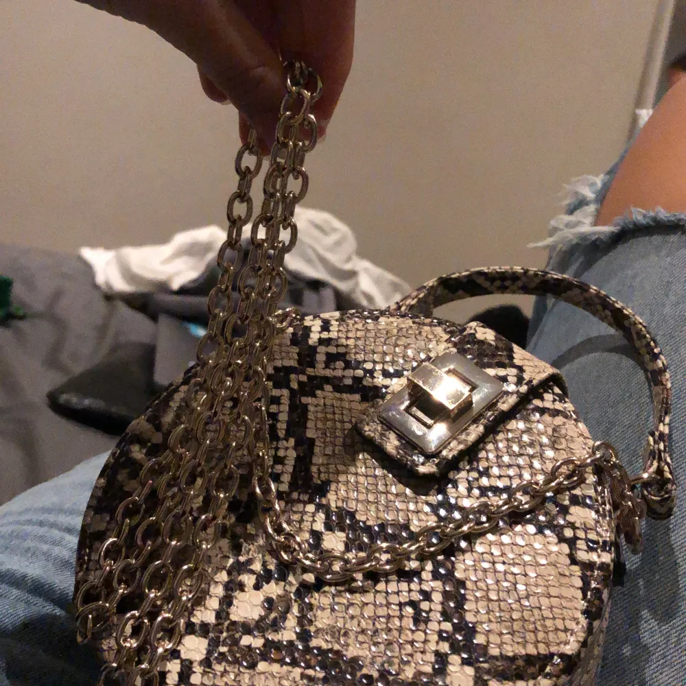 Jättefin oanvänd ormskinsimiterad väska från zara. Gör outfiten Lloyd roligare och är ganska rymlig💕💕. Laukut & Käsilaukut.