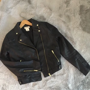 Jacka 36 - Stl 36. Svart med gyllene dragkedjor. H&M. Så gott som ny!