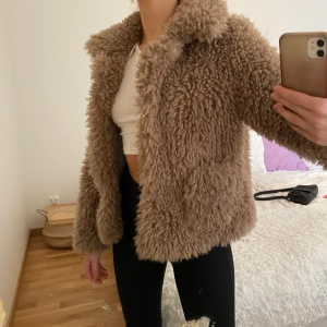 Teddy jacka  - En super fluffig och skön jacka från zara i storlek S. Kan användas till höst och vinter! Fri frakt 