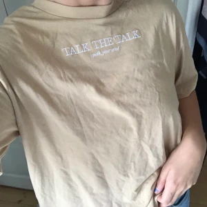 Svin najs tisha - Så fin tisha från mango i en najs beige färg mer som på andra bildeeeeen!!!😍😍