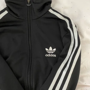 Adidas tröja  - Adidas tröja , i ett gott skick , frakt är inräknat i priset 🌸