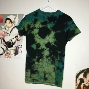 Grön/svart melerad tshirt. Strl: S - Grön & svart tshirt som är sparsamt använd. Skriv gärna om du vill ha mer bilder/bilder med plagget på - hade inte möjligheten att ta bild med alla plagg på :) TVÄTTAS EFTER BILD TAGEN kramiskrambjörn på dig