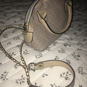 MK KOPIA - Fin mk kopia med avtagbar kedja, åt det gråare håller. Har bara fått följa med på 1 utgång alltså i väldigt bra skick!