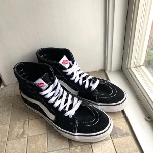 Höga Vans, strl 40 - Höga svarta Vans, använda en gång! strl 40. Nypris 850kr. Säljes pga kommer inte till användning🌟