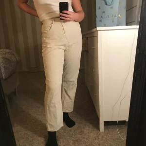 Vita Manchesterbyxor  - Fina vita Manchesterbyxor från GinaTricot i storlek 40