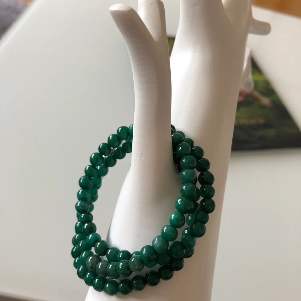 Underbart nytt halsband i natursten 💚 Färg: grön 🍀 Magnetiskt lock. Accessoarer.