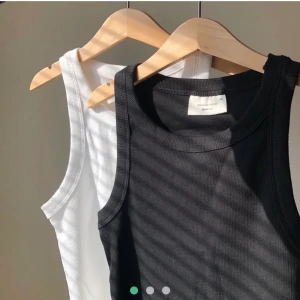Toppar från gina - Har de i vitt och svart, säljs pga har mycket kläder. Skriv för fler bilder                                                     💜BUDA I KOMMENTARERNA. DET AVSLUTAS IMORN 12.00💜
